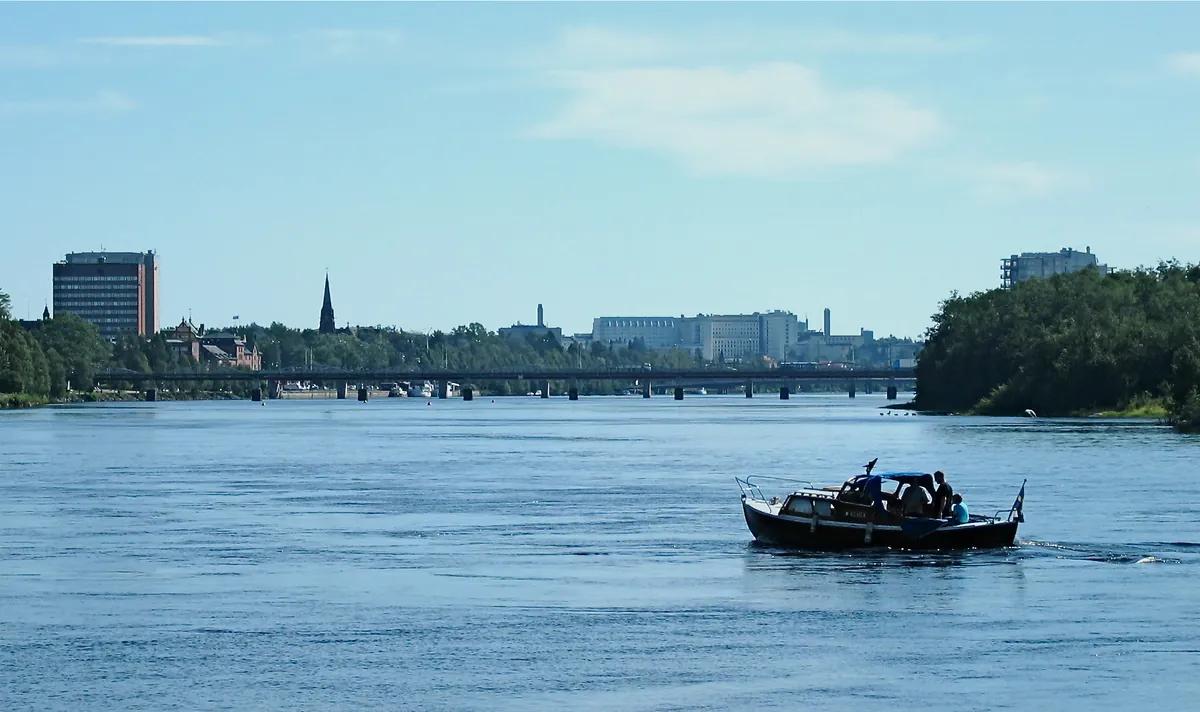 Umeälven med Umeå centrum i bakgrunden